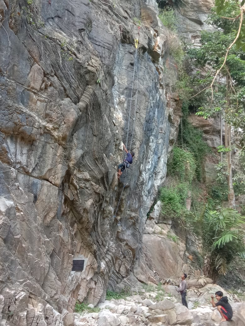 Panjat Tebing Likunggavali